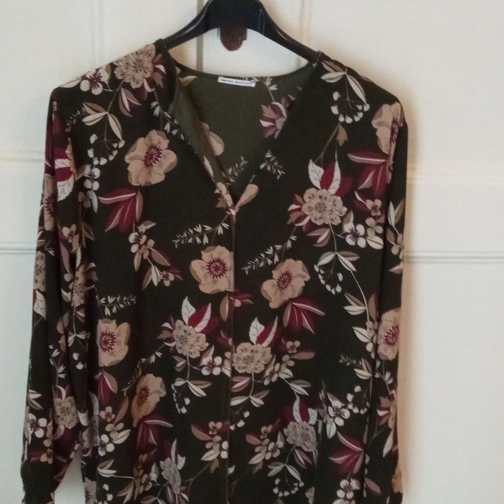 Silky lightweight blouse. Made and purchased in Italy. XL